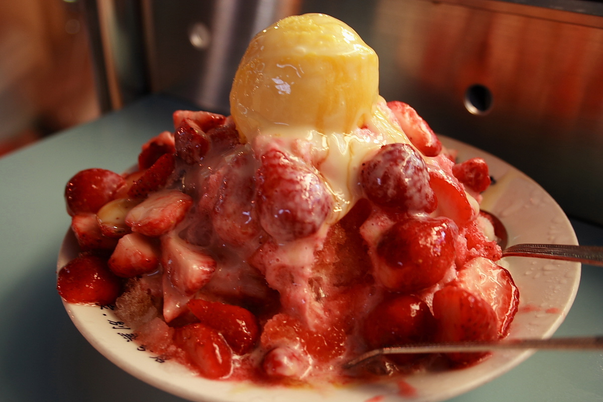 Strawberry milk ice